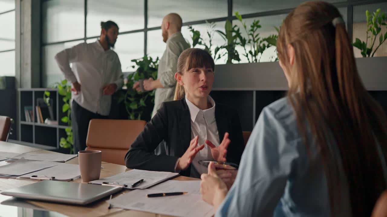 Forretningsmøde i moderne kontor