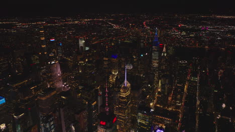 Los-Reenviadores-Vuelan-Sobre-La-Ciudad-Por-La-Noche.-Rascacielos-Iluminados-Con-Torres-De-Colores.-Manhattan,-Ciudad-De-Nueva-York,-Estados-Unidos