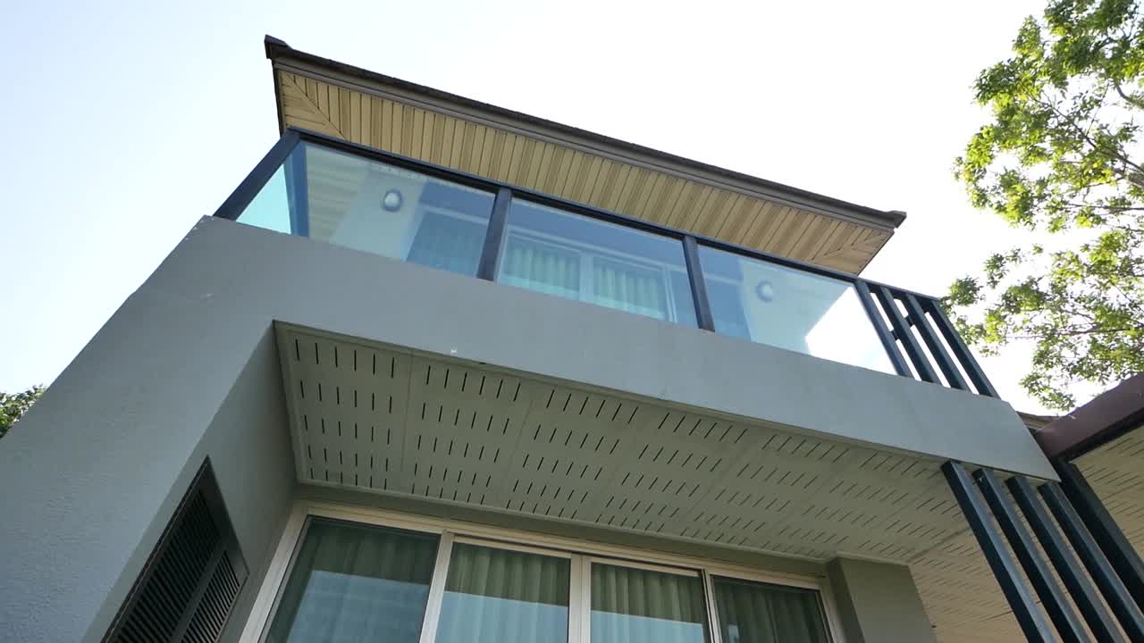 casa espaciosa y moderna con grandes ventanas y balcón casa impresionante con hermosas vistas y mucha luz natural residencia de lujo con acabados de alta gama y comodidades modernas