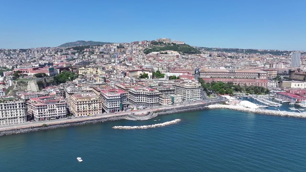 Lo skyline di Napoli, in Campania, Italia. Una città costiera con un paesaggio marino sulla baia. Uno skyline mozzafiato e una splendida costa italiana.