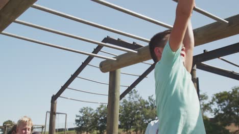 Niño-Caucásico-Entrenando-En-El-Campo-De-Entrenamiento