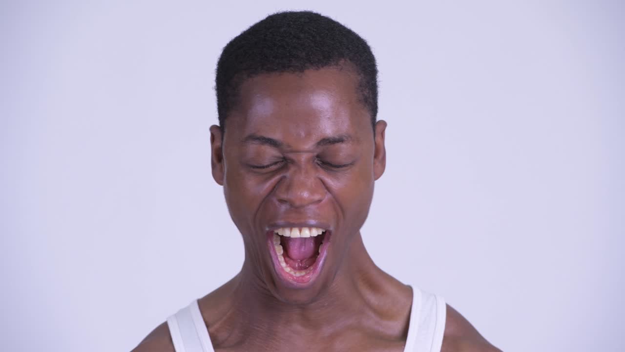 joven y guapo hombre africano