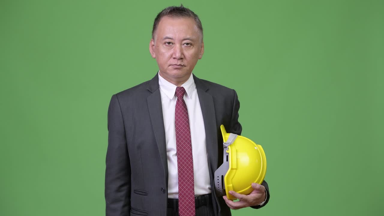 성숙한 일본인 사업가와 엔지니어가 손을 잡고