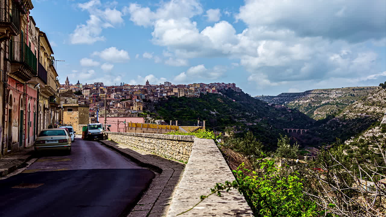 pueblo montañoso con vistas al valle y a la vidauct en ragusa, sicilia, italia