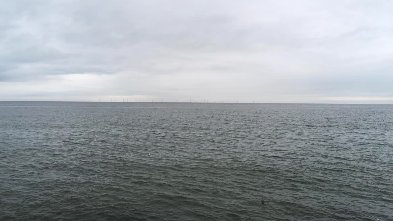 바다 위로 이동하는 바위가 많은 해안 바위 위로 공중에서 바다 수평선 푸시