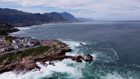 Felsige-Küste-Der-Küstenstadt-Hermanus,-Westkap,-Südafrika;-Drohne