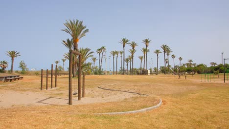 Parque-Deportivo-Y-Zona-De-Descanso-En-El-Parque-Litoral-En-Un-Día-Soleado-En-La-Playa-De-Pinar,-Castellon,-España