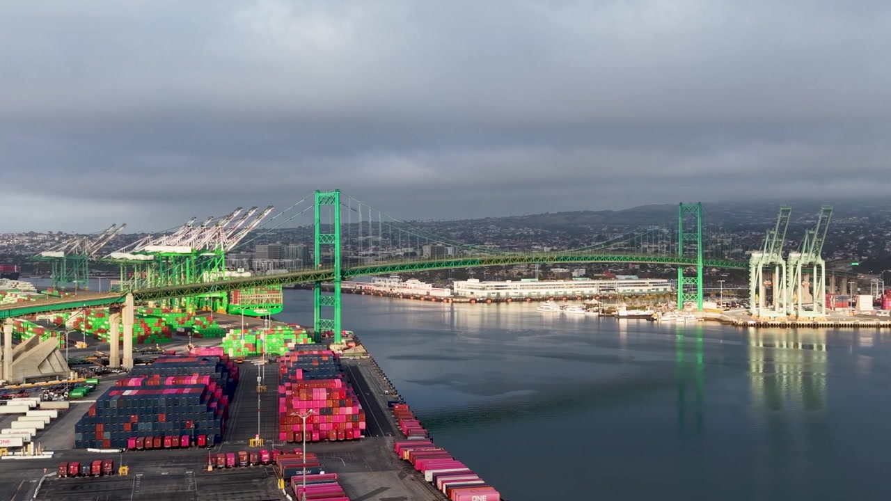 Gerakan pan sinematik lambat melintasi Jembatan Vincent Thomas yang ikonik, satu-satunya jembatan gantung di wilayah Los Angeles Raya.