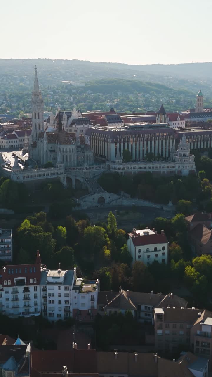 Video verticale con vista aerea del Bastione dei Pescatori e della Chiesa di Mattia a Budapest, Ungheria