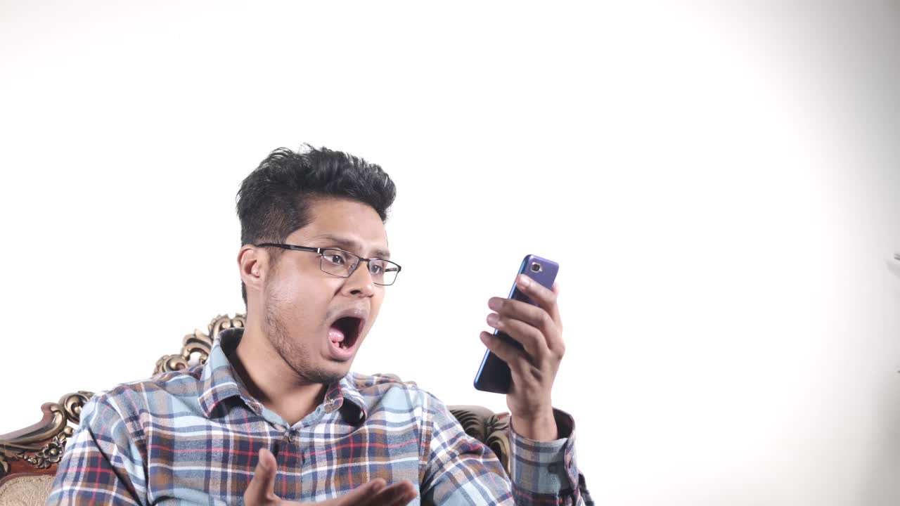 놀라움 이나 우려 의 표정 으로 드폰 을 바라보는 남자