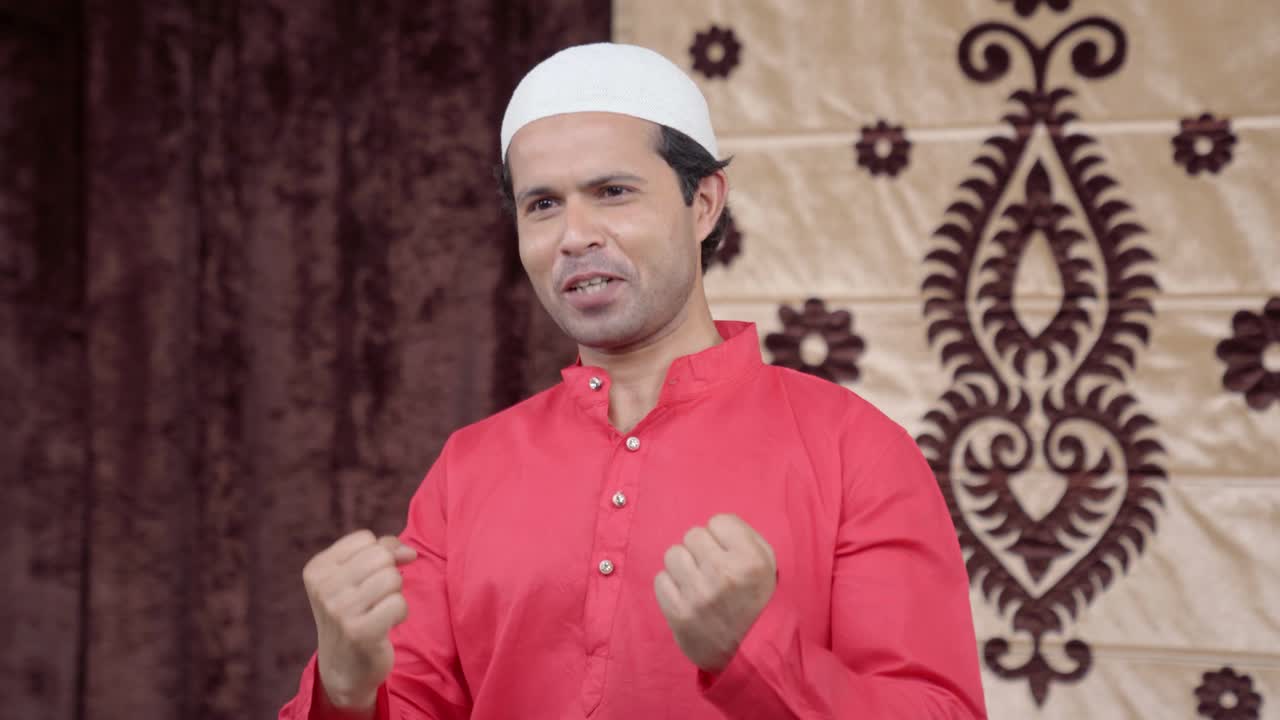 y animado hombre musulmán alegre