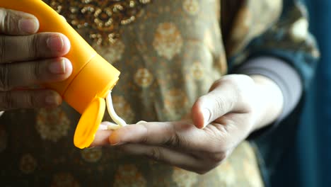 Mujeres-Jóvenes-Usando-Crema-De-Protección-Solar