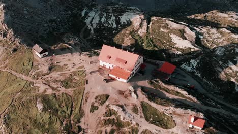 tiro de drone del refugio italiano en dolomitas tre cime