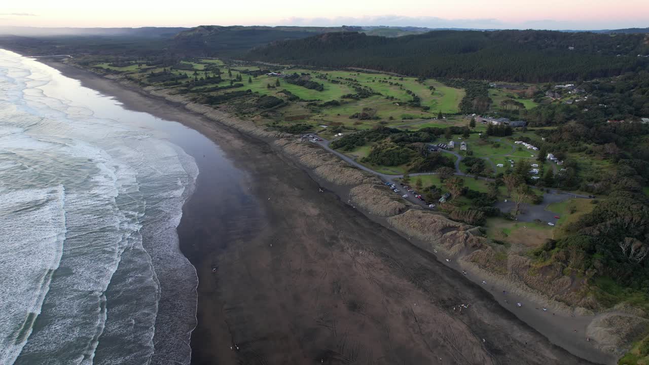 vista aérea de la playa de muriwai en auckland, nueva zelanda, tomada por un avión no tripulado