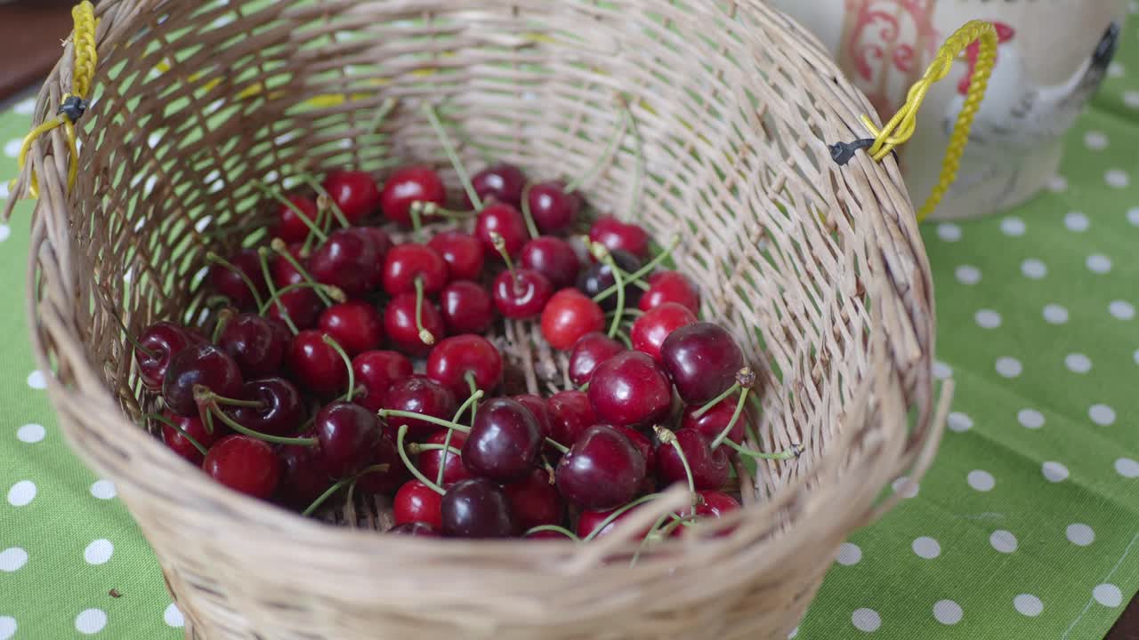 ciliegie in un cesto di vimini