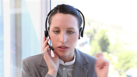 una mujer con auriculares está hablando.