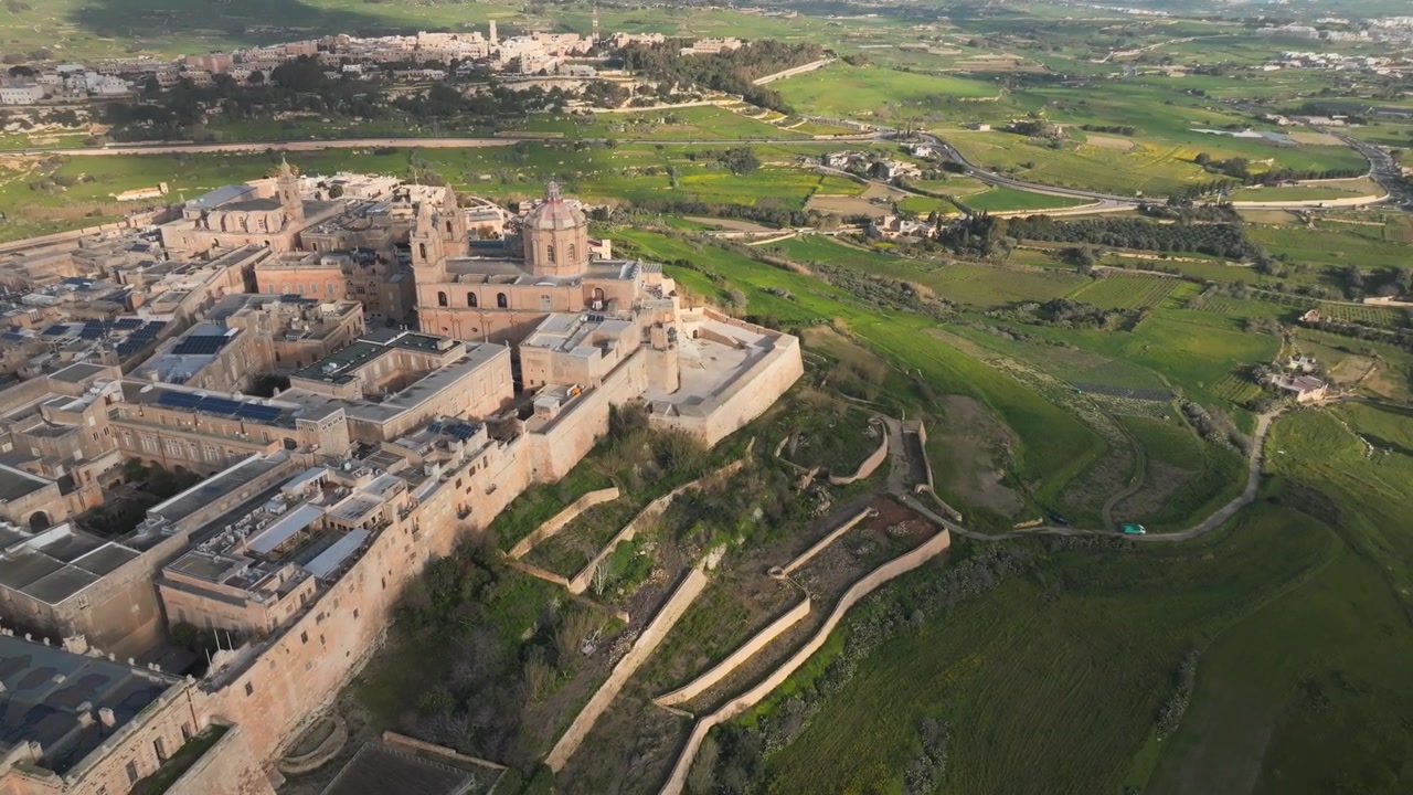 Panoramica con drone della Cattedrale di San Paolo a Mdina che rivela il paesaggio urbano di Rabat, Malta. Sfondo urbano.
