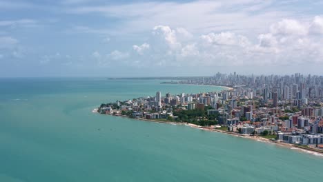 Dolly-In-Einer-Weitwinkelaufnahme-Der-Tropischen-Hauptstadt-Joao-Pessoa-Vom-Intermares-Strand-In-Cabedelo,-Brasilien,-Mit-Wolkenkratzern-Entlang-Der-Küste-Im-Bundesstaat-Paraiba-An-Einem-Warmen,-Sonnigen-Sommertag