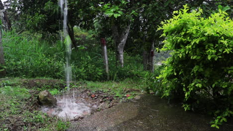 Regnerischer-Tag,-Wasser-Spritzt-Auf-Den-Boden,-Pfütze-Im-Hinterhof