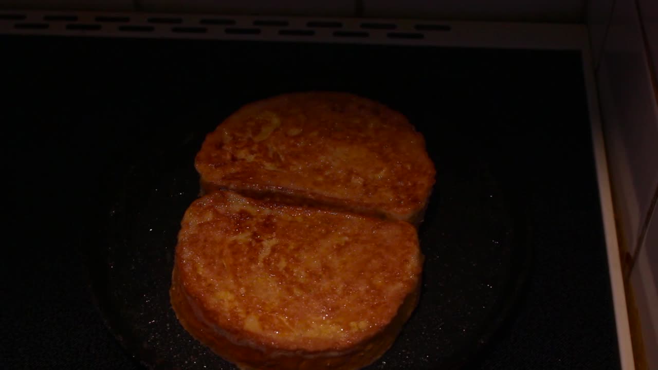 Yumurtaya batırılmış beyaz ekmek veya tost dilimlerinin tavada kızarması.