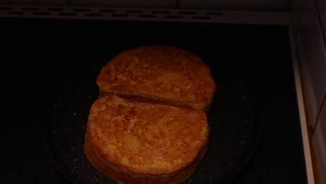 trozos de pan blanco o tostadas remojadas en huevo, freír en sartén