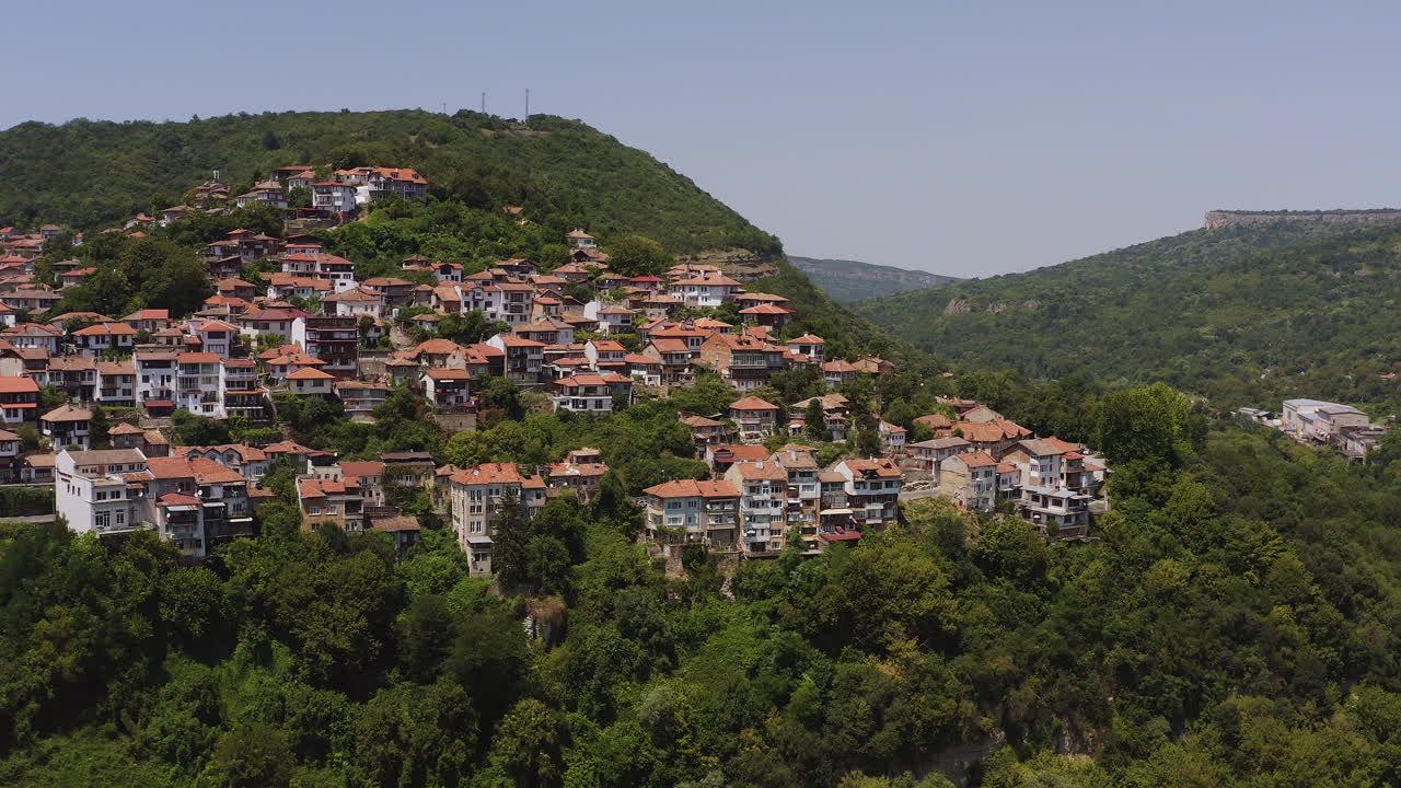 vista aérea de la ciudad histórica de veliko tarnovo construida en colinas empinadas