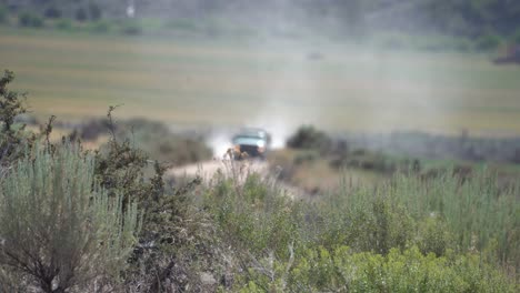 Camión-Conduciendo-Por-El-Desierto