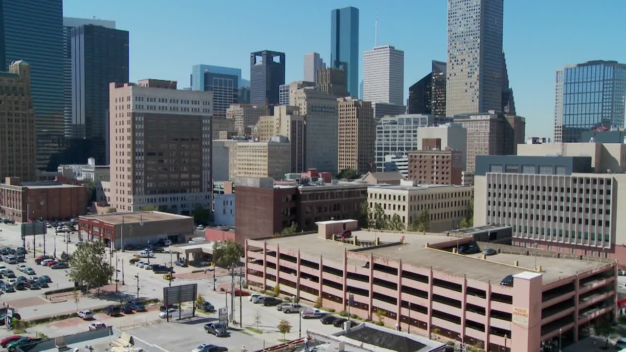 Un movimento verticale verso l'alto dello skyline di Houston, Texas