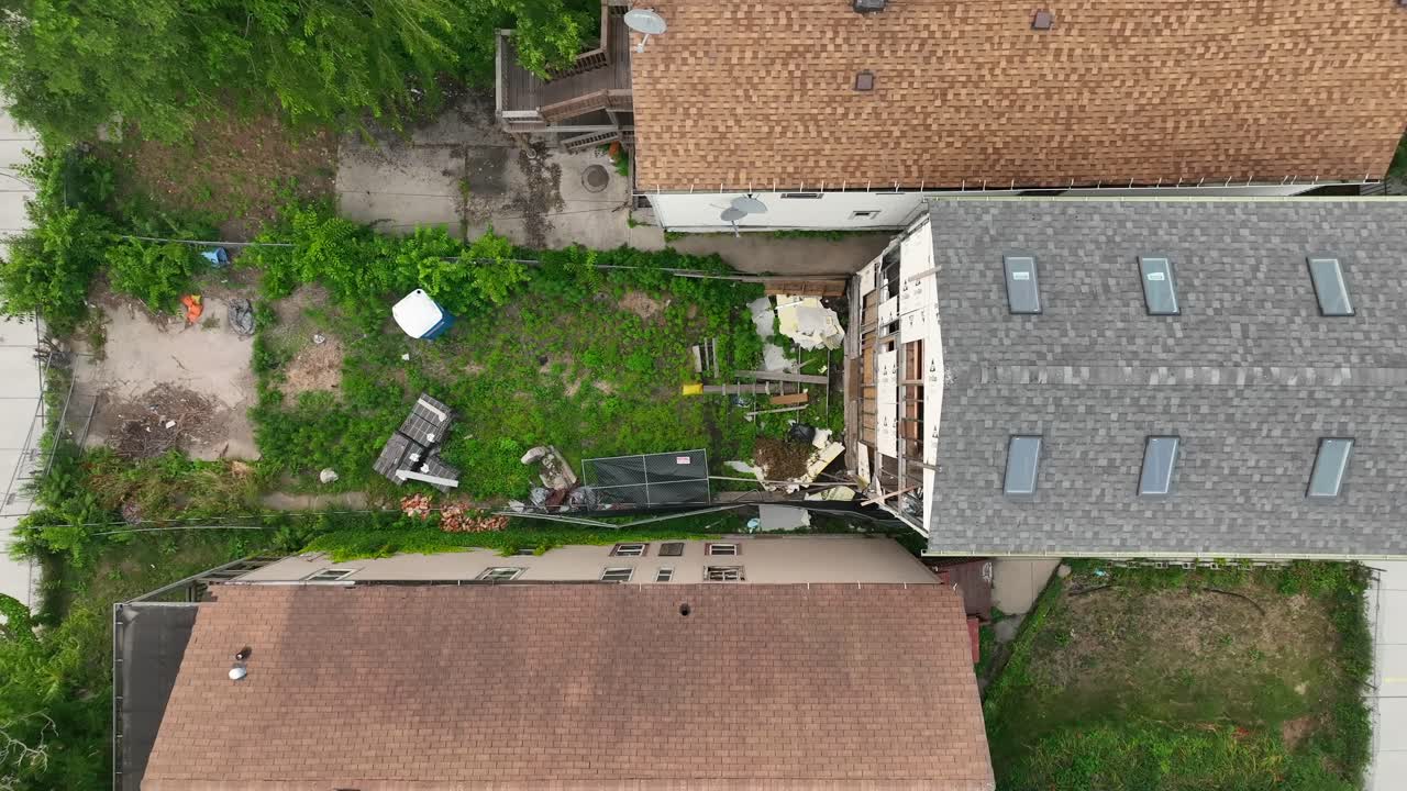 casa en hilera abandonada y desolada en una ciudad urbana