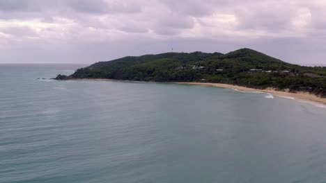 Aguas-Tranquilas-Junto-A-La-Ciudad-Costera-De-Byron-Bay,-Nueva-Gales-Del-Sur,-Australia