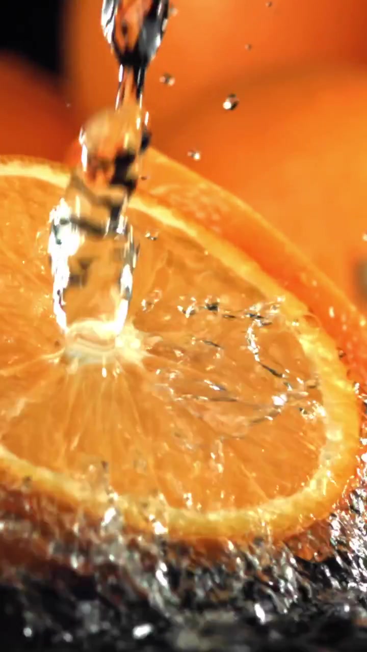 Schizzi d'acqua su una fetta d'arancia fresca