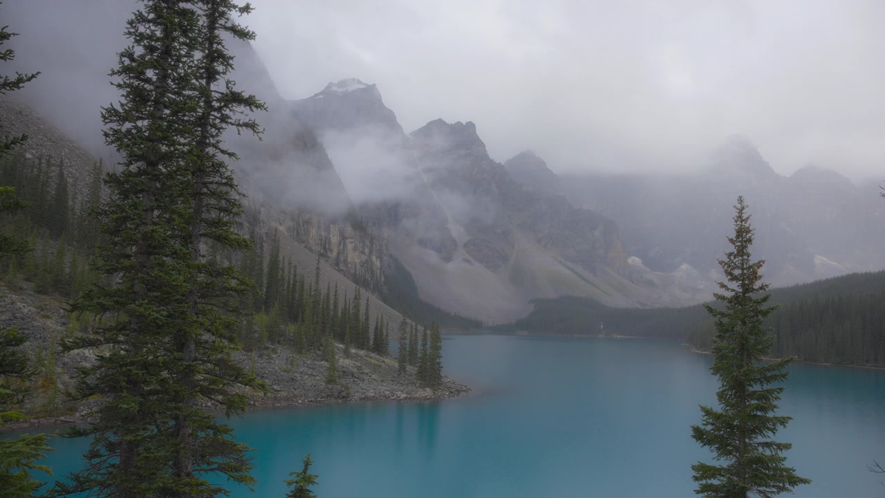 Nuvole che si formano sopra il Lago Moraine