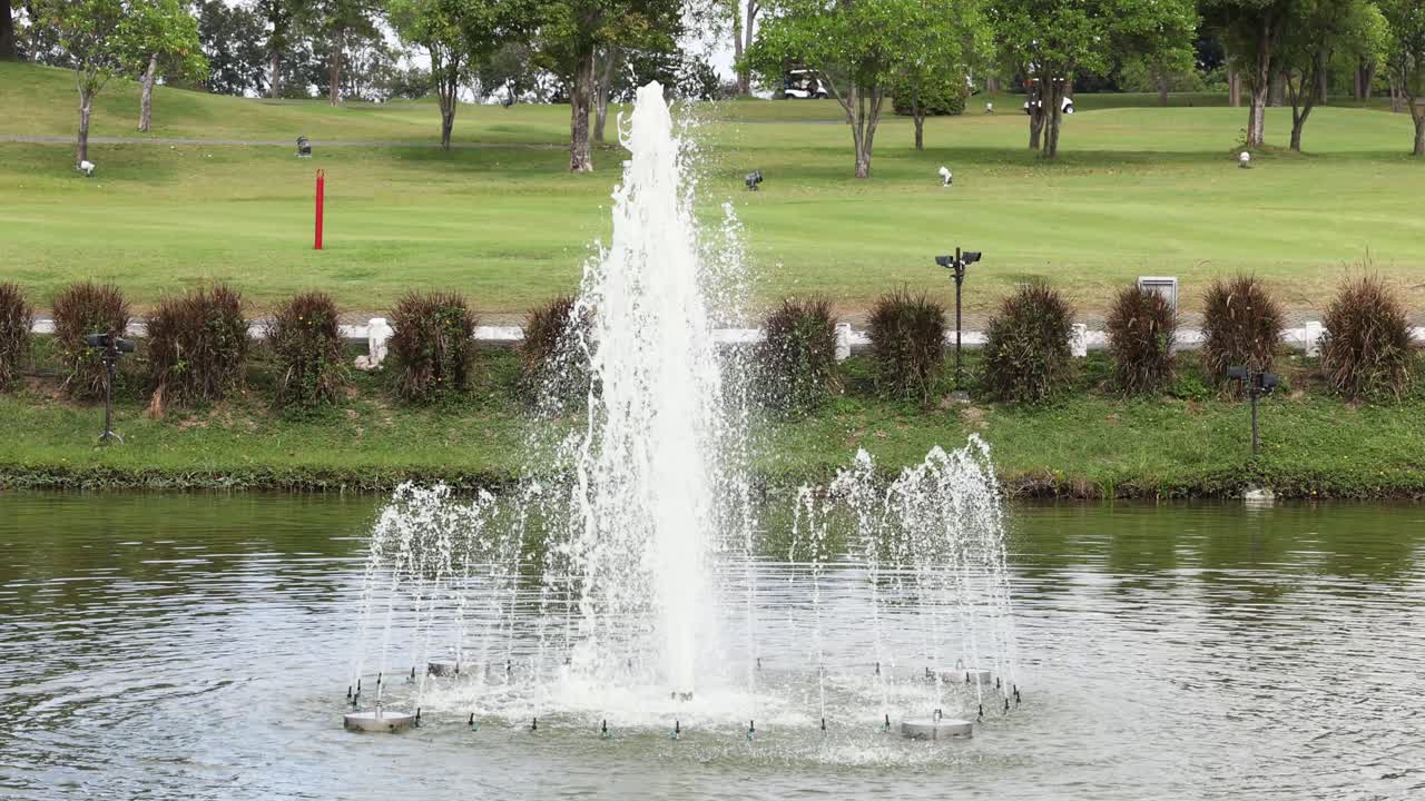 분수는 조용한 공원에서 물을 리적으로 분사합니다.