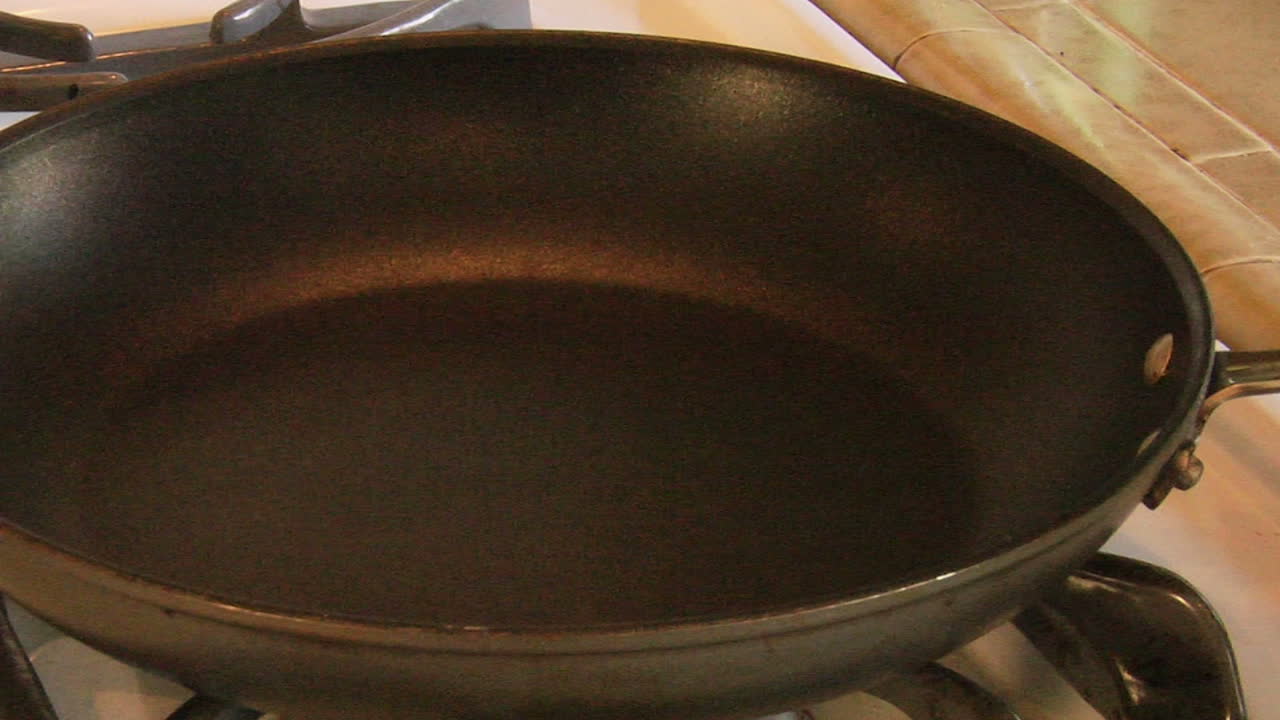 los trozos de carne se dejan caer en una sartén