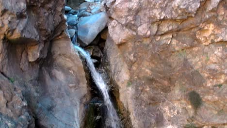 Caídas-Del-Cañón-De-Eaton,-Cascada-Que-Cae-Entre-Formaciones-Rocosas,-Levantamiento-Aéreo,-Pasadena