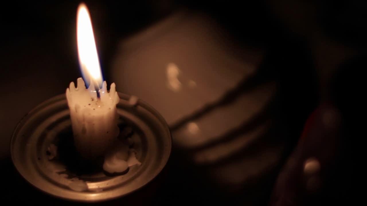 vela en la mesa por la noche