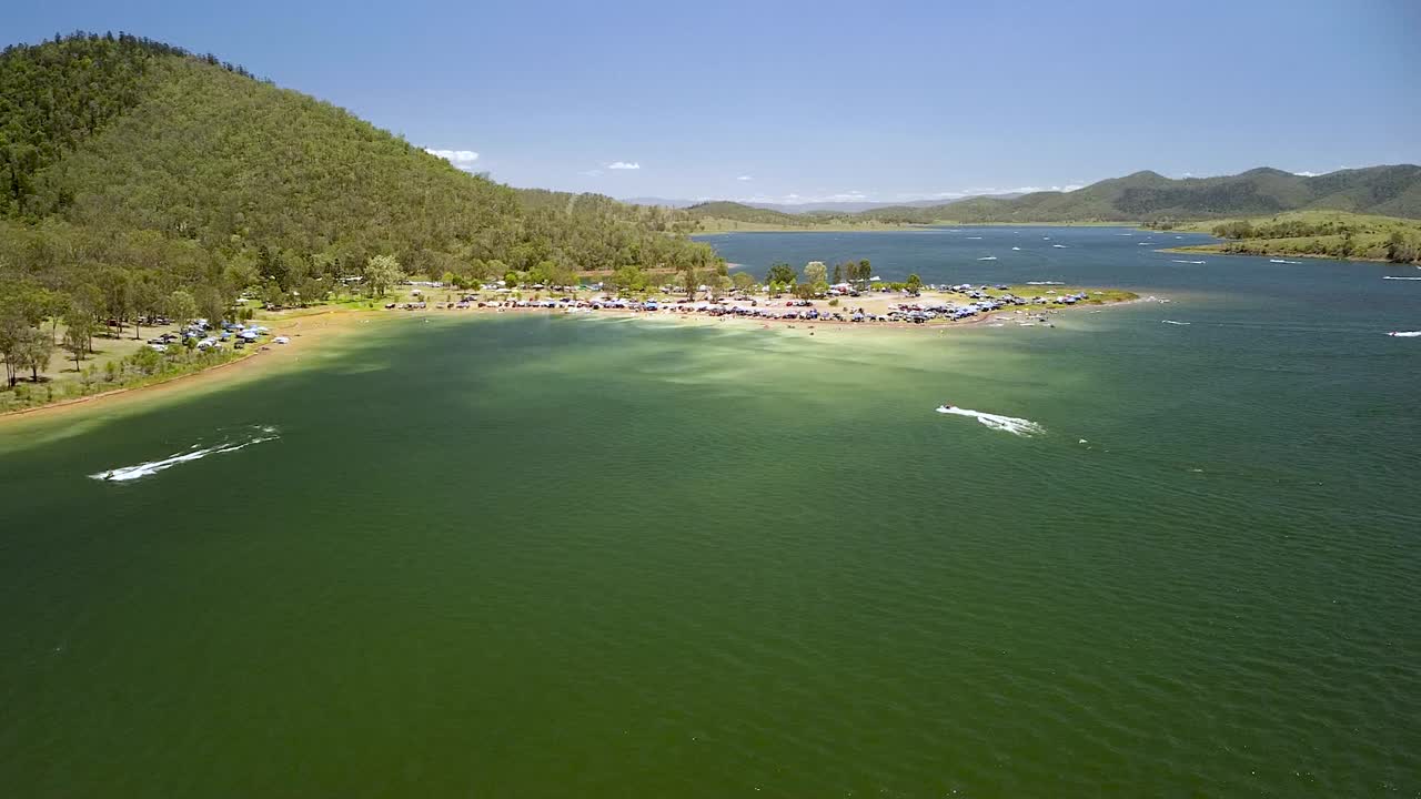 서머셋 호수에서 레크리에이션 보트 타기. 조감도