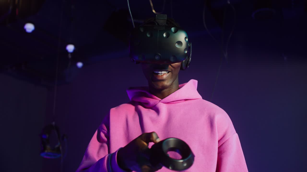 vr 헤드셋을 사용하는 남자