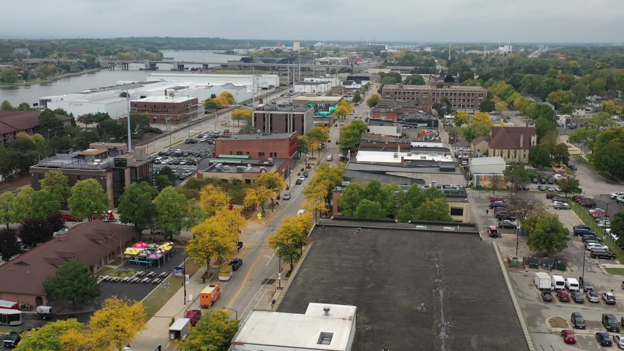 그린 베이 위스콘신 브로드웨이 스트리트의 공중 풍경 농부 시장 준비