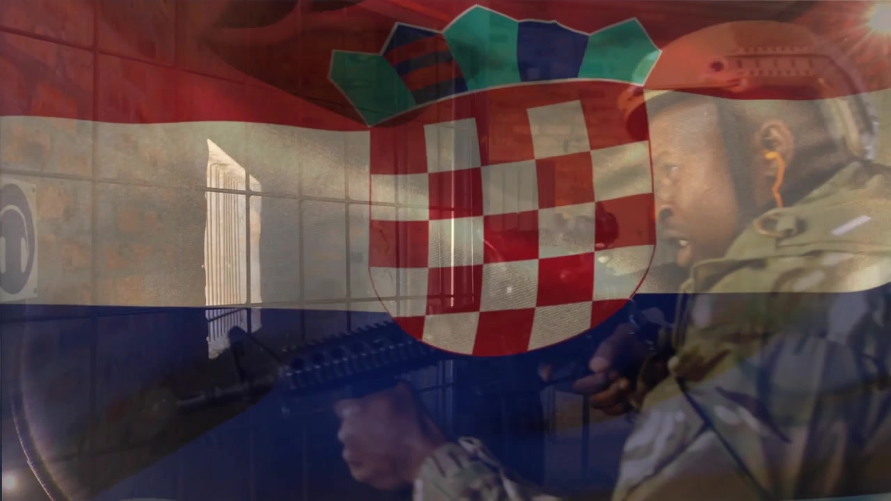 Animace vlajky Chorvatska nad různorodými mužskými protiteroristy se zbraněmi a teroristy.