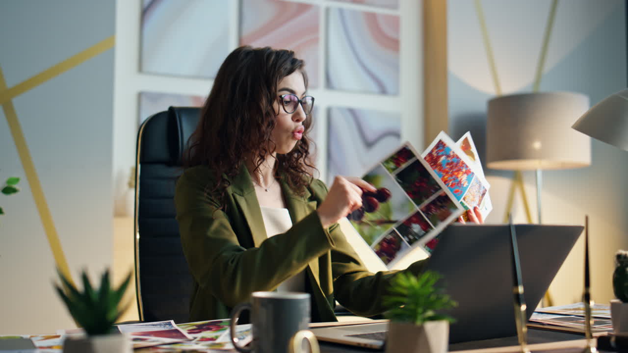 gerente peleando llamada de video que muestra trabajo insatisfactorio de cerca. negocio falla