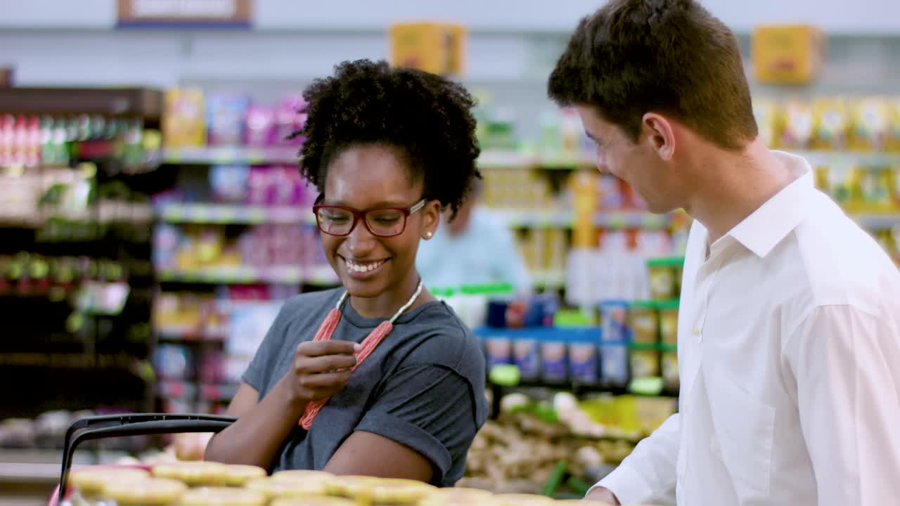 Casal fazendo compras no supermercado