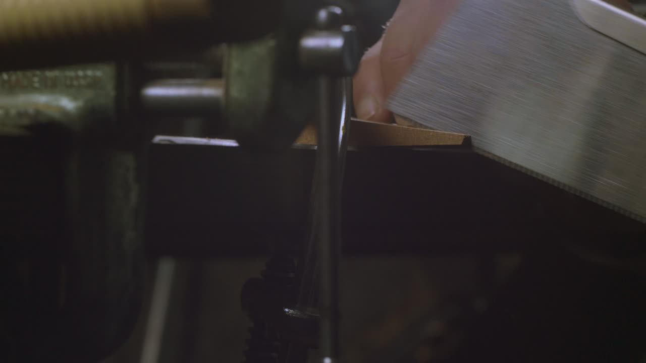 손로 나무 조각을 는 사람의 손의 클로즈업. 목수가 손으로 만든 나무 을 만니다. 시네마 4k 비디오