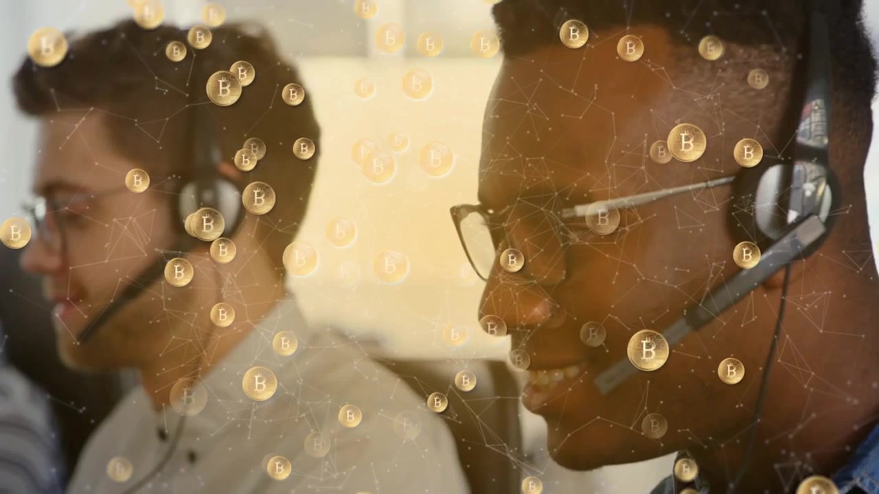 Animação de conexões com ícones de bitcoin sobre diversas pessoas de negócios em um escritório.