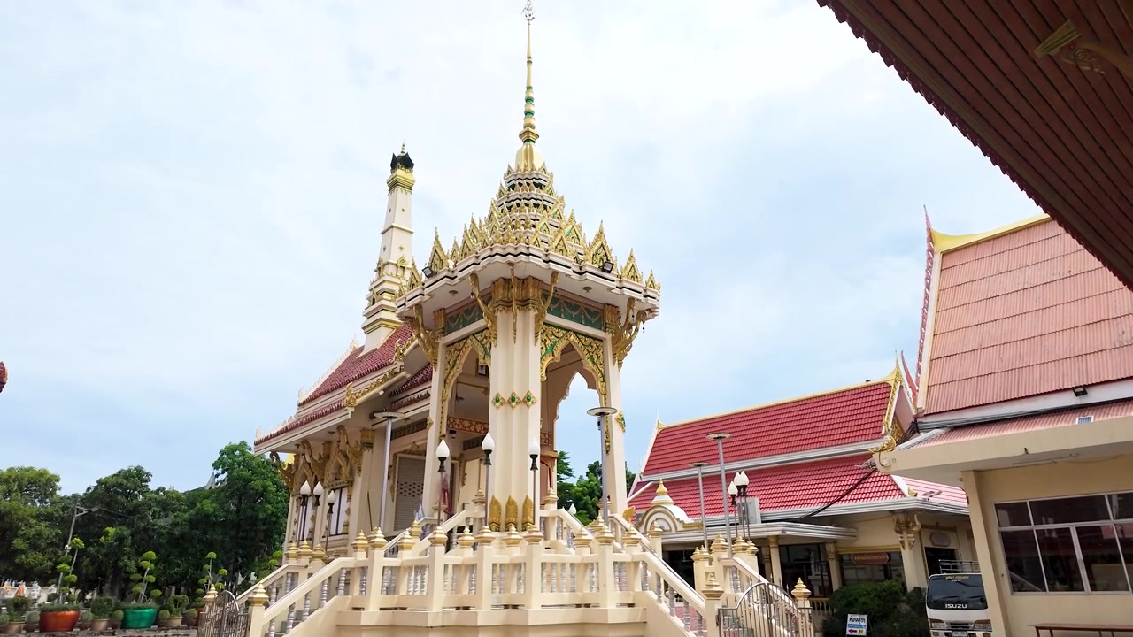 Guglia dorata ornata e tetto rosso di un crematorio buddista a Koh Kret, Thailandia.