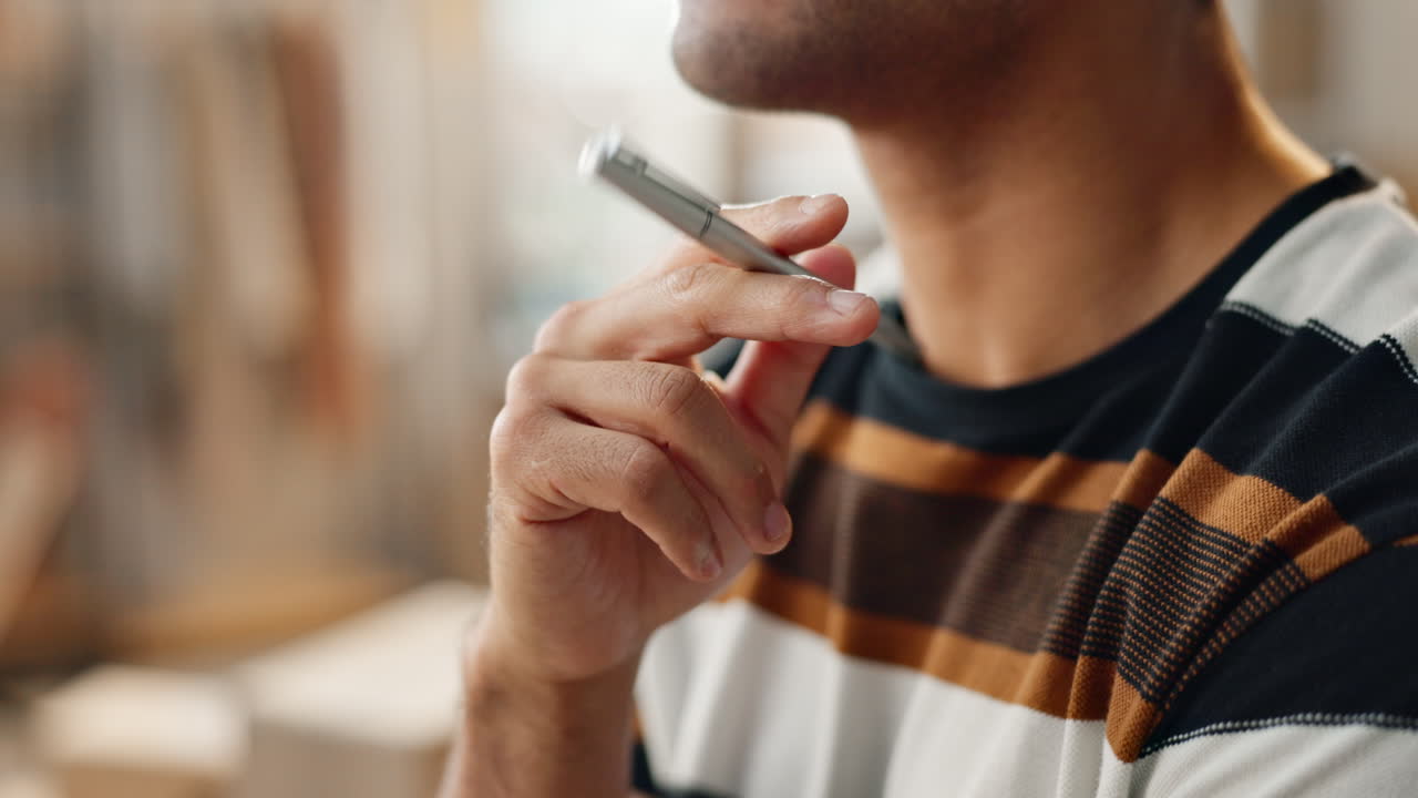 pensamiento, trabajo remoto y mano de persona de negocios