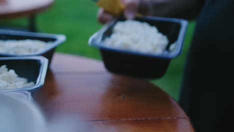 Eine-Packung-Kartoffelsalat-öffnen