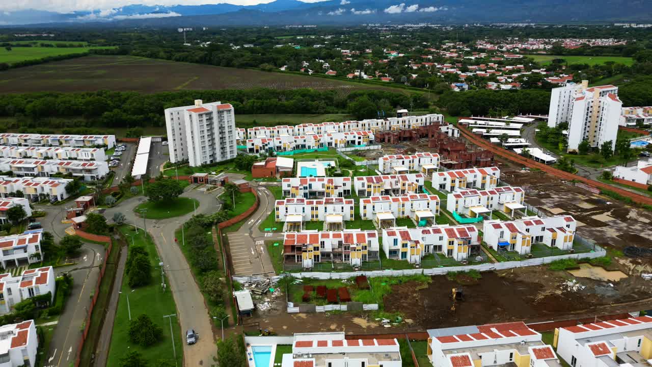 hiperlapso aéreo volando sobre el complejo de viviendas cerca de jamundi colombia