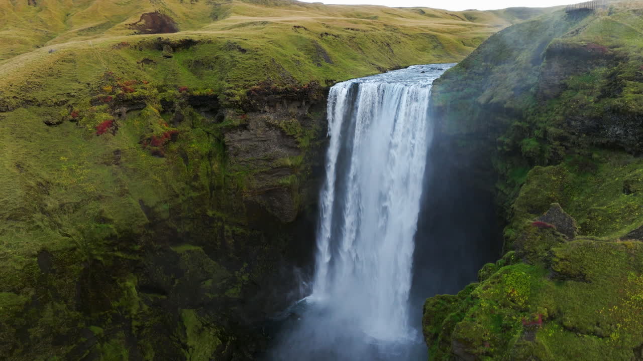 la famosa cascada de skogafoss en islandia al amanecer, tomada desde un avión no tripulado
