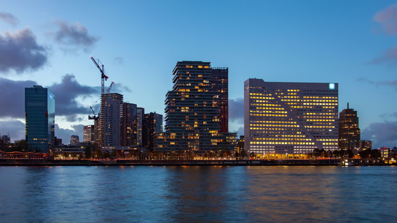 로테르담 해변: 구름진 가을 일몰